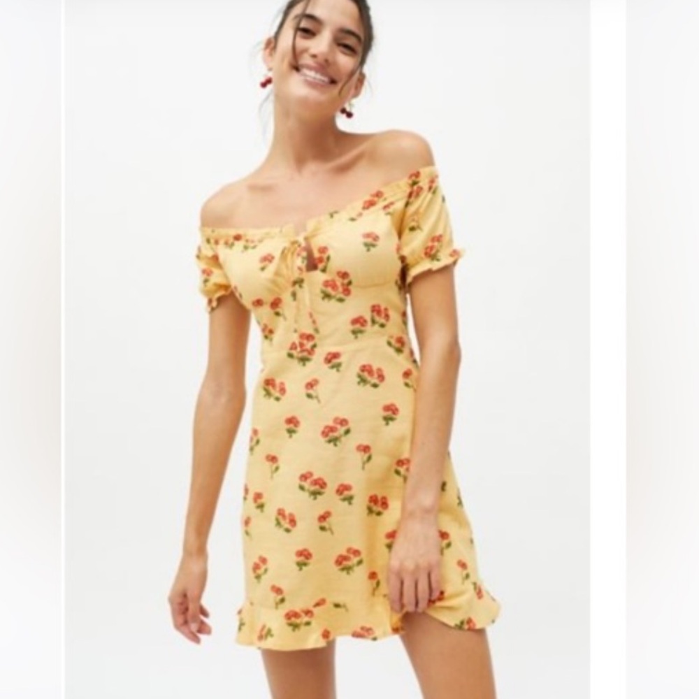 Urban Outfitters Magpie Off-the-Shoulder dress size M
Cherry print